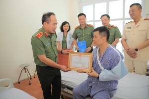 Cán bộ Công an bị thương khi làm nhiệm vụ được tặng giấy khen