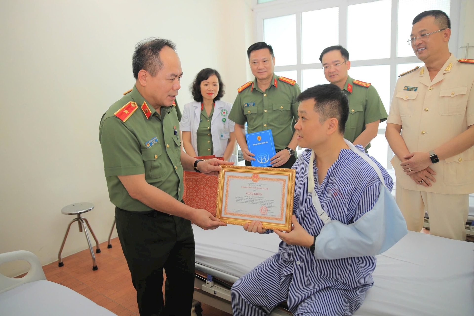 Cán bộ Công an bị thương khi làm nhiệm vụ được tặng giấy khen