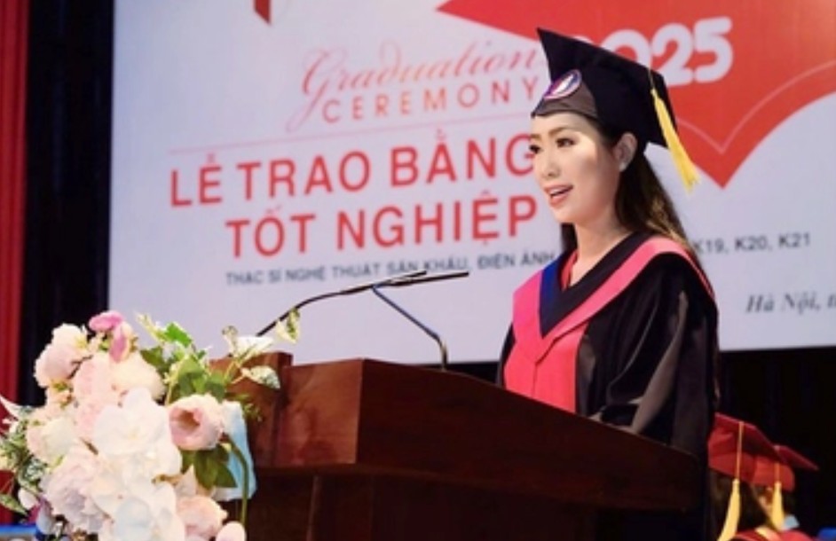 Cuộc sống ở tuổi 54 của Á hậu Việt Nam vừa nhận bằng Thạc sỹ